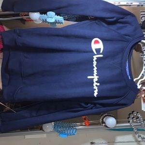 only been worn once don’t like how it is around my neck.